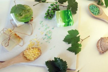 Doğal sabun, deniz tuzu, üzüm dalı, masadaki kabuklar ve taşlar, spa prosedürleri, vücut bakımı, yaşam tarzı