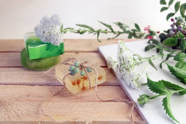 Naturseife Pflanzen Und Beeren Auf Dem Holztisch Wellnessanwendungen Körperpflege Gesunder — Stockfoto