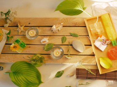 Doğal sabun, mumlar, deniz tuzu, bitkiler, taşlar, masadaki kabuklar, spa prosedürleri, rahatlama, sağlıklı yaşam tarzı