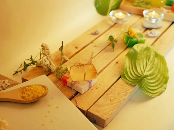 Φυσικό Σαπούνι Κεριά Θαλασσινό Αλάτι Φυτά Πέτρες Κοχύλια Στο Τραπέζι — Φωτογραφία Αρχείου