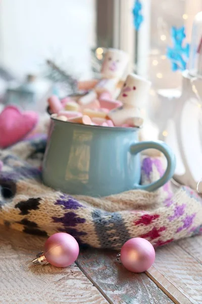 Par Copas Con Una Bebida Decorada Con Merengues Malvaviscos Muñecos — Foto de Stock