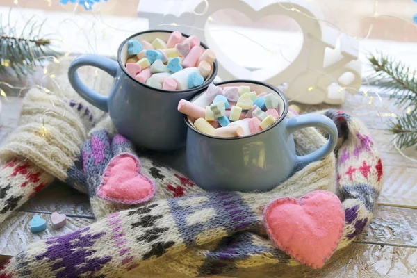 Pair Cups Drink Decorated Meringues Marshmallows Christmas Decor Hearts Knitted — Stock Photo, Image