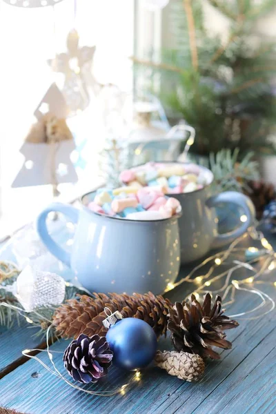 Par Copas Con Una Bebida Decorada Con Malvaviscos Corazones Dulces — Foto de Stock