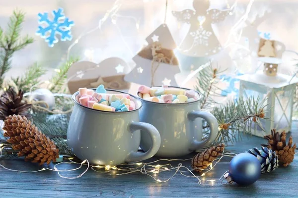 Pair Cups Drink Decorated Marshmallows Sweet Hearts Christmas Decor Windowsill — Stock Photo, Image