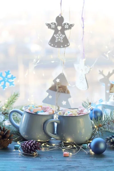 Ein Paar Tassen Mit Einem Drink Verziert Mit Marshmallows Und — Stockfoto