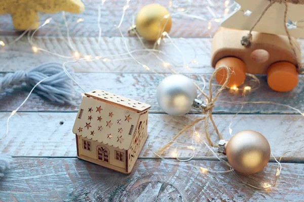 Weihnachtsspielzeug Fichtenzweige Beleuchtung Auf Einer Holzoberfläche Draufsicht Schmücken Den Innenraum — Stockfoto