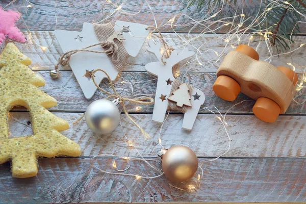 Weihnachtsspielzeug Fichtenzweige Beleuchtung Auf Einer Holzoberfläche Draufsicht Schmücken Den Innenraum — Stockfoto