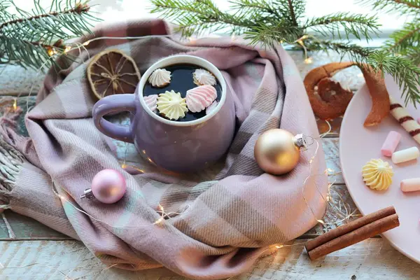 Una Taza Café Con Merengues Postre Una Bufanda Cálida Decoración — Foto de Stock