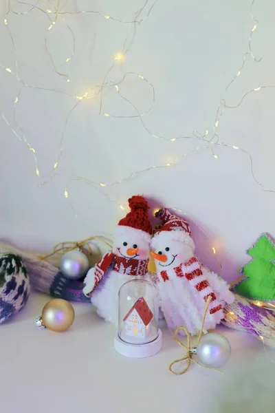 Pair Toy Cheerful Snowmen Christmas Tree Toy Decor Light Background — Stock Photo, Image