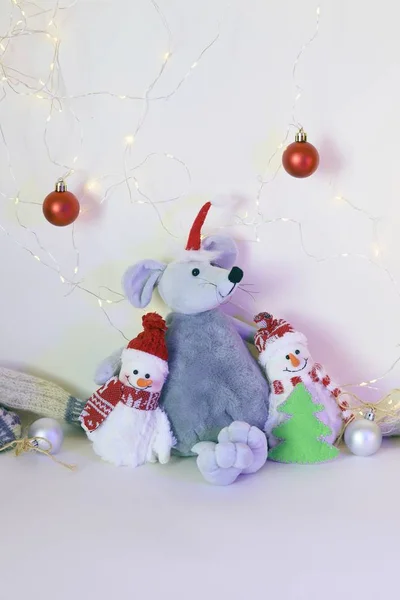 Spielzeugratte Mit Weihnachtsmütze Und Ein Paar Lustigen Spielzeugschneemännern Dekor Auf — Stockfoto