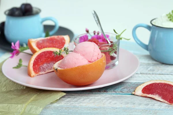 Helado Natural Pomelo Albahaca Sobre Una Mesa Madera Postre Sabroso — Foto de Stock