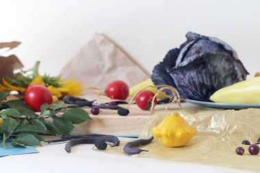 Tahta bir masada taze sebzeler ve meyveler, sağlıklı yiyecekler, öğle yemeği için malzemeler, akşam yemeği.