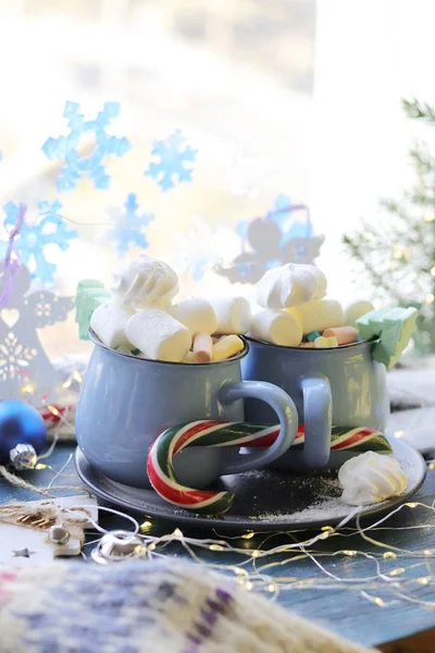 Deux Tasses Avec Une Boisson Guimauves Bâtons Caramel Décor Noël — Photo