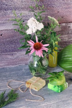 Doğal sabun, jöle, banyo hazırlığı için taze ilaç bitkileri, cilt bakımı, mevsimlik spa prosedürleri.