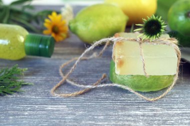 Doğal sabun, limon ve limon, banyo hazırlığı için taze ilaç bitkileri, cilt bakımı, mevsimsel kaplıca tedavileri