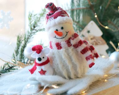 Oyuncak kardan adam, fare, Noel dekoru, sıcak atkı, pencereye dayalı ahşap bir yüzey aydınlatması, Doğulu yeni yılı, farenin yılını, kışı, 