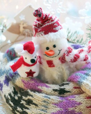 Oyuncak kardan adam, fare, Noel dekoru, sıcak atkı, pencereye dayalı ahşap bir yüzey aydınlatması, Doğulu yeni yılı, farenin yılını, kışı, 