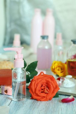 Taze güller, taç yaprakları, su ve yağ masadaki doğal kozmetik ürünleri, spa tedavileri, sağlıklı yaşam tarzı için