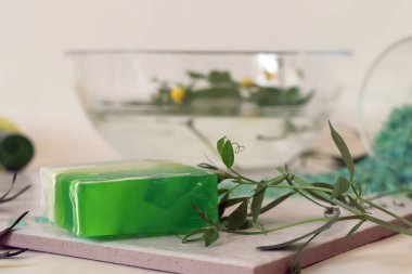 Doğal sabun, bitkiler, arka planda deniz tuzu, spa tedavileri, vücut bakımı, sağlıklı yaşam tarzı.