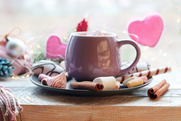 Una Taza Café Con Merengues Postre Plato Decoración Corazones Alféizar — Foto de Stock