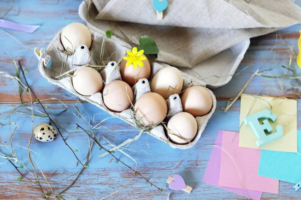 Frische Eier Der Verpackung Osterdekoration Auf Holzgrund Draufsicht — Stockfoto