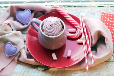 Bir fincan kahve ve tatlı, kalpler, ahşap pencere eşiğinde aydınlatma, ev konforu, romantik tatil, Sevgililer Günü