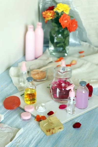 新鲜的玫瑰 水和油放在桌上准备天然化妆品 温泉治疗 健康的生活方式 — 图库照片