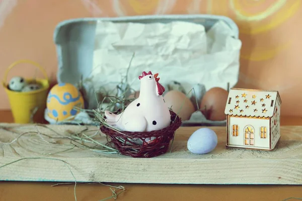 Пасхальный Декор Яйца Игрушечная Курица Светлом Деревянном Столе — стоковое фото