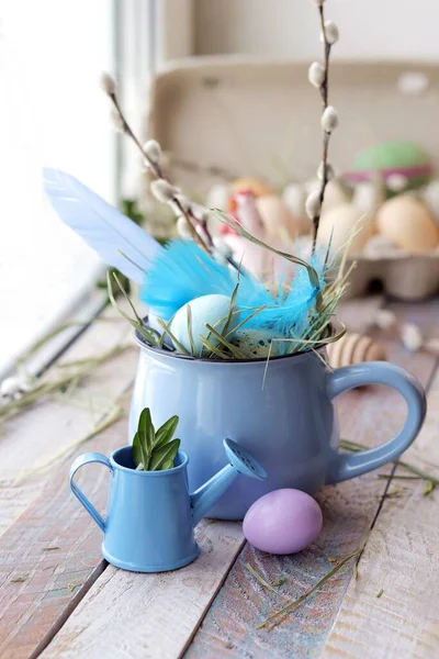 Composición Decorativa Pascua Taza Huevos Decoración Sobre Una Superficie Madera —  Fotos de Stock