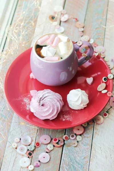 Xícara Café Com Merengues Marshmallows Uma Chapa Vermelha Corações Iluminação — Fotografia de Stock