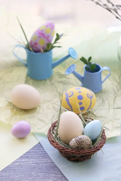 Decoración Pascua Huevos Ramas Sauce Una Superficie Madera Sobre Fondo —  Fotos de Stock