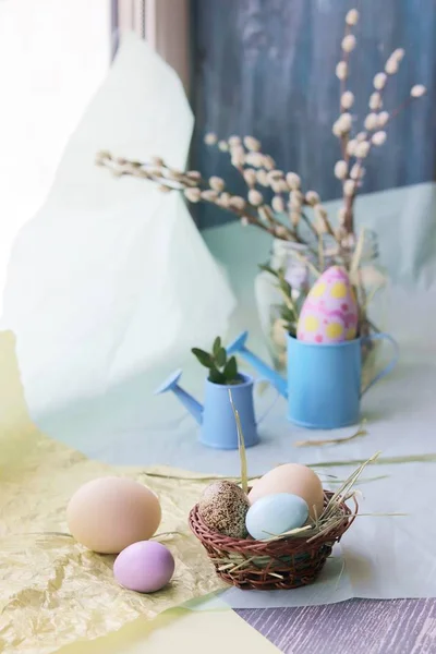 Osterdekoration Eier Weidenzweige Auf Fensterhintergrund — Stockfoto