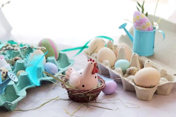 Juguete Pascua Pollo Huevos Alféizar Ventana Primavera Decoración Casera Festiva —  Fotos de Stock