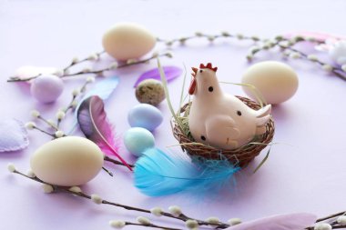 Paskalya süslemesi, oyuncak tavuk, yumurta, pencere eşiğindeki am söğüdü dalları, bahar, şenlikli ev dekorasyonu