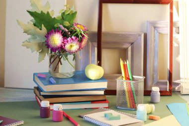Kitaplar, çiçekler, elma, kırtasiye, çerçeveler ve renkli kağıt masada, eğitim, okula geri, yaz, sonbahar