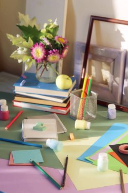 Kitaplar, çiçekler, elma, kırtasiye, çerçeveler ve renkli kağıt masada, eğitim, okula geri, yaz, sonbahar