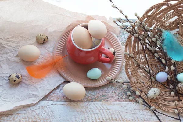 Vrolijk Pasen Een Helder Kopje Met Eieren Decor Vensterbank Interieur — Stockfoto