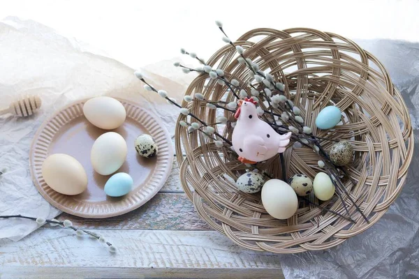 Wesołych Świąt Wielkanocnych Kosz Malowanymi Jajkami Zabawkowy Kurczak Parapecie Wystrój — Zdjęcie stockowe