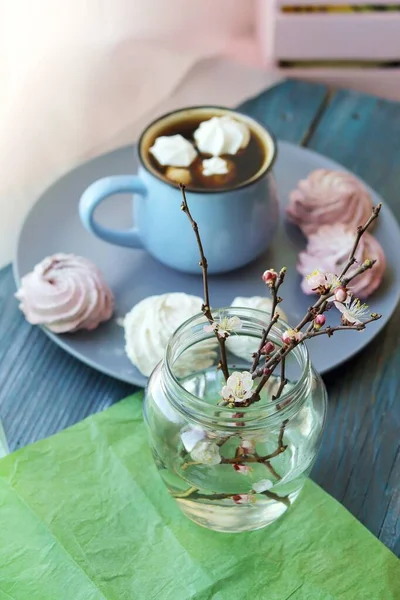 Egy Csésze Kávé Habcsókok Egy Csokor Virágzó Ágak Egy Cseresznyefa — Stock Fotó