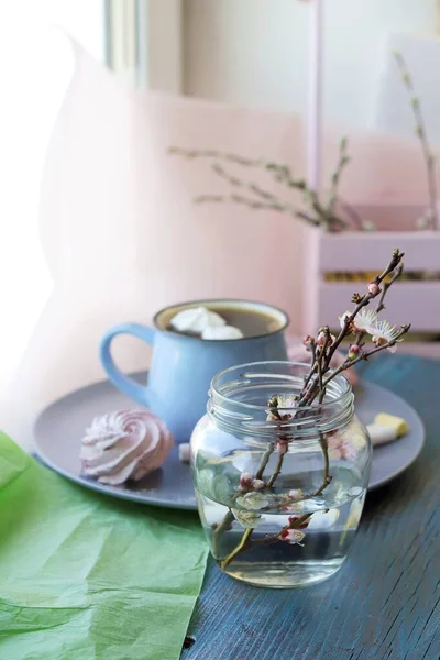 Eine Tasse Kaffee Baiser Ein Strauß Blühender Zweige Eines Kirschbaums — Stockfoto