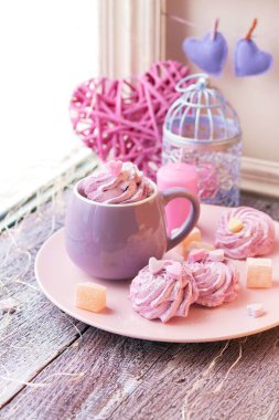 Bir fincan kremalı kahve, tabakta Türk lokumu, kalpler, aydınlatma, arka planda bir pencere, umutsuzluk, romantik selamlama, mutlu yıllar.