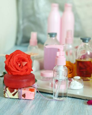 Taze güller, sabun, taç yaprakları, su ve yağ masadaki doğal kozmetik, spa, hijyen prosedürleri, sağlıklı yaşam tarzı için