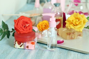 Taze güller, sabun, taç yaprakları, su ve yağ masadaki doğal kozmetik, spa, hijyen prosedürleri, sağlıklı yaşam tarzı için