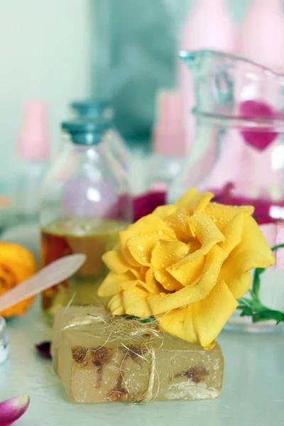 天然化粧品 衛生手順 健康的なライフスタイルの準備のためのテーブルの上に新鮮なバラ 花びら 水と油 — ストック写真