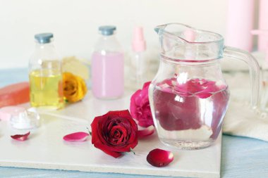 Taze güller, sabun, taç yaprakları, su ve yağ masadaki doğal kozmetik, spa, hijyen prosedürleri, sağlıklı yaşam tarzı için