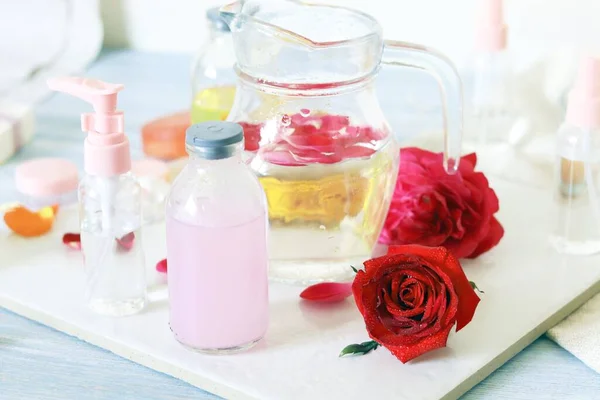 Friss Rózsa Szappan Szirmok Víz Olaj Asztalon Természetes Kozmetikumok Gyógyfürdő — Stock Fotó