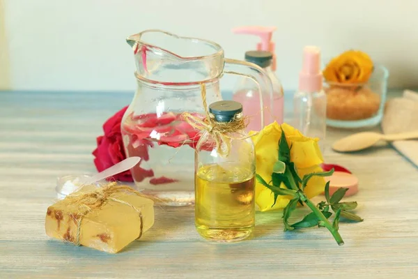 Roses Fraîches Savon Pétales Eau Huile Sur Table Pour Préparation — Photo