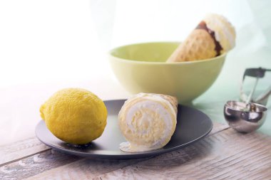 Doğal dondurma, ahşap masada limonlar, ev yapımı tatlı, sağlıklı yiyecekler.