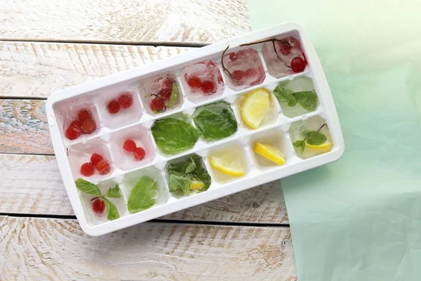 Ледяные Кубики Мятой Лимоном Красными Ягодами Подносе Приготовления Напитков Десертов — стоковое фото