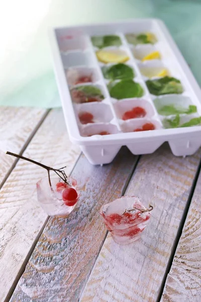 Ледяные Кубики Мятой Лимоном Красными Ягодами Подносе Приготовления Напитков Десертов — стоковое фото